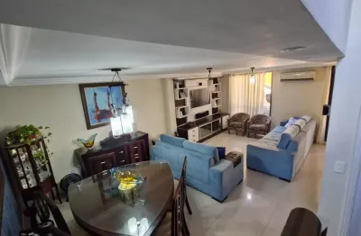 Linda casa duplex em condomínio fechado, porteira fechada. 3 quartos, sendo 3 suites, podendo ser revertida para 4 suites. garagem comporta 2 carros. churrasqueira e forno de pizza.