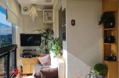 O imóvel no bairro Barra Olímpica tem 90 metros quadrados com 3 quartos sendo 1 suíte e 2 banheiros.