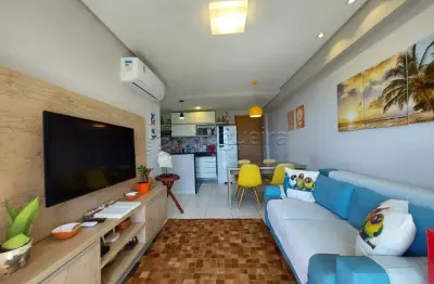 Excelente apartamento mobiliado, em condomínio beira mar, com 65,00m² de área útil.