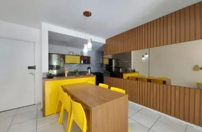Apartamento mobiliado com excelente localização em muro alto.