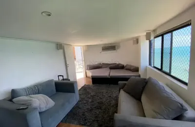 Excelente apartamento tríplex localizado na beira mar de candeias, com 363,51m² de área útil.