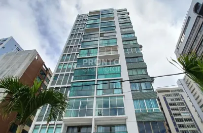 Apartamento com excelente localização na avenida boa viagem.