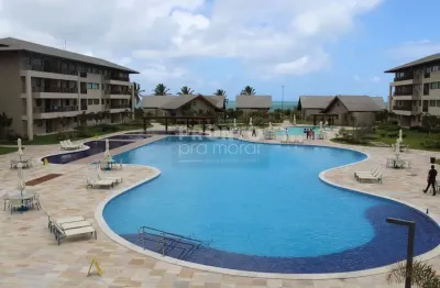 O imóvel possui varanda, sala para dois ambientes, dois quartos sendo um suíte,  condomínio beira mar