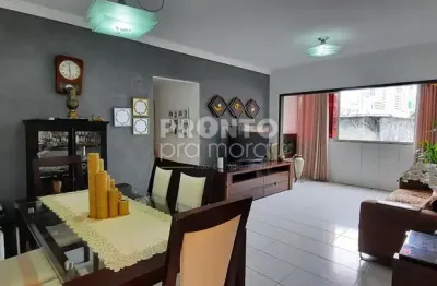 Apartamento com excelente localização em boa viagem, próximo ao mar.