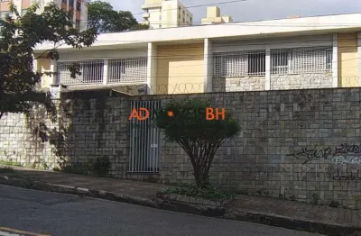 Casa de esquina com área construída de 321m², com habite-se, 04 quartos, 01 suíte, 04 vagas, na serra