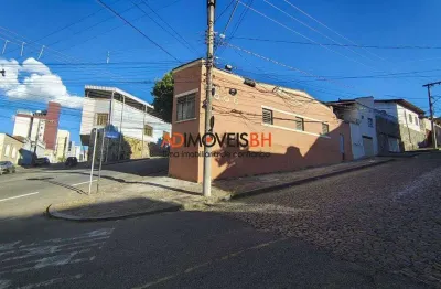 Casa de esquina com área construída de 88m², com 03 quartos, 01 vaga de garagem, excelente localização no bairro floresta