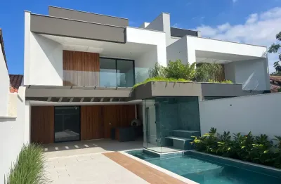 Cada casa possui 319m2 de área total do terreno, 453 m2 de área construída dispostas da seguinte maneira:  1º pavimento: composto por uma ampla sala de estar, suíte térrea, cozinha com ilha e bancada,