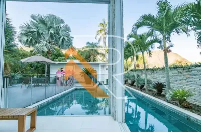 À venda casa triplex com 05 quartos, com 817m² de área construída e terreno de 1200m² em Itacoatiara, Região Oceânica de Niterói - RJ