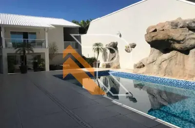 À venda casa com 06 suítes, 890m² em Camboinhas - Região Oceânica de Niterói/RJ.