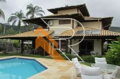 À venda casa com 4 quartos dentro de condomínio em Itaipu, Região Oceânica de Niterói RJ