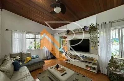 À venda casa linear com 6 quartos em camboinhas, região oceânica de niterói, rj