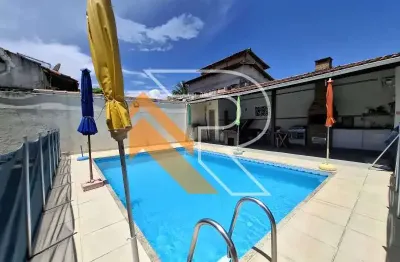 À Venda Casa Linear com 03 quartos em Itaipu, Região Oceânica de Niterói, RJ.