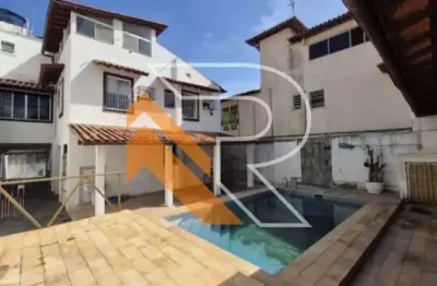 À Venda Casa de 05 Quartos na Quadra da Praia de Piratininga, Região Oceânica Niterói- RJ.