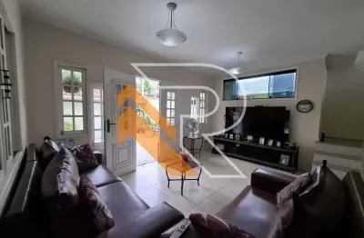 À Venda Casa Duplex 03 Quartos dentro de Condomínio em Itaipu, Região Oceânica - Niterói, RJ.