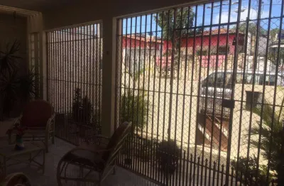 Casa com 3 quartos à venda na Rua Valdir Targino, Candelária, Natal