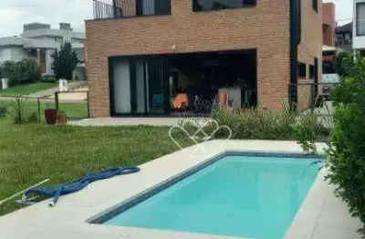 Residência de alto padrão com 4 quartos, piscina aquecida e design exclusivo em bairro tranquilo