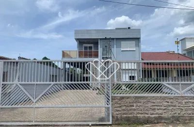 Residência exclusiva de três pisos: seu novo lar de conforto e elegância
