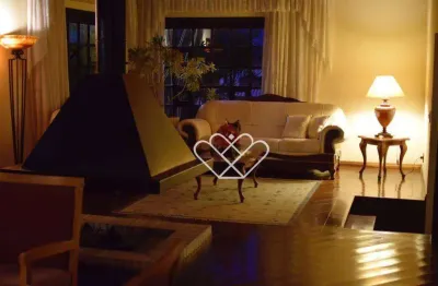 Casa aconchegante e espaçosa com 6 dormitórios e área de lazer completa no centro