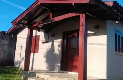 Casa com amplo terreno e churrasqueira no bairro sagrada família