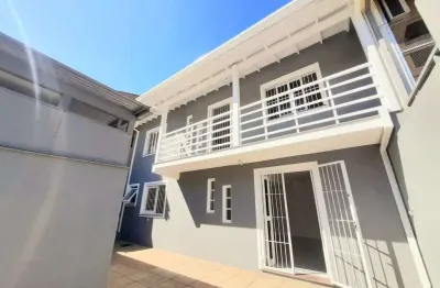 Casa com pátio amplo e 2 dormitórios à venda em bairro com fácil acesso