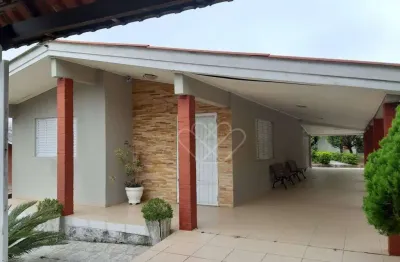 Casa espaçosa com 3 dormitórios em bairro familiar e bem localizado