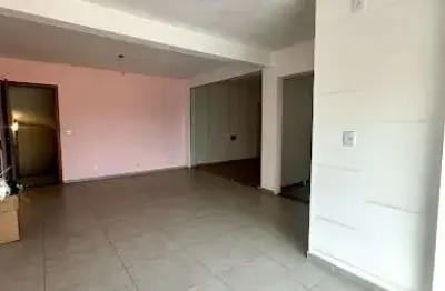 Sala comercial com 70m², 2 ambientes e vaga coberta no parque dos anjos – oportunidade para seu negócio