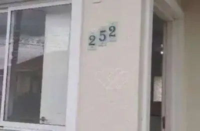 Casa térrea com 2 dormitórios para aluguel na vila regina, em cachoeirinha