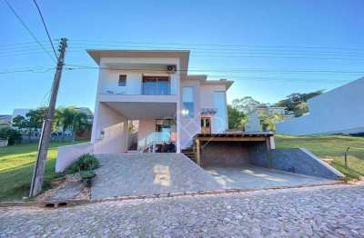 Casa alto padrão com lareira e aquecimento solar na reserva da aldeia