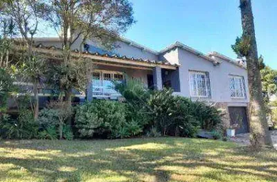 Casa mobiliada com amplo terreno, piscina e 8 vagas à venda no bairro cascata