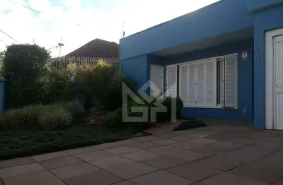 Casa ampla com quintal e 3 dormitórios para alugar no bairro chácara das pedras