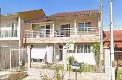 Casa ampla e aconchegante com pátio e garagem no coração da cidade!
