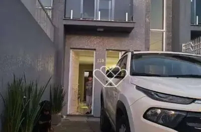Casa semi-mobiliada de alto padrão com 2 suítes e pátio privativo