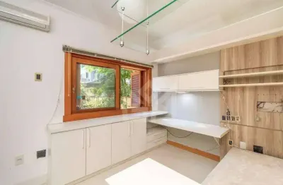 Casa com piscina, 3 quartos e amplo terreno no bairro ipanema em porto alegre