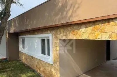 Casa térrea com 3 dormitórios e amplo pátio em bairro tranquilo de gravataí