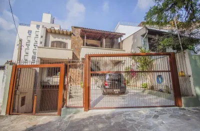 Casa à venda no bairro são joão em porto alegre com amplo espaço e ótima localização