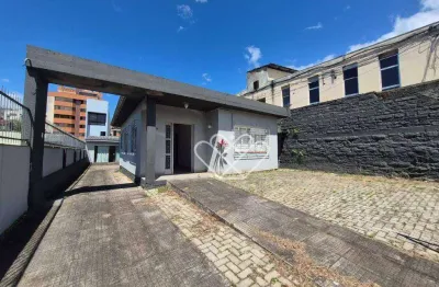 Casa ampla com excelente área e grande quintal no Centro de Gravataí