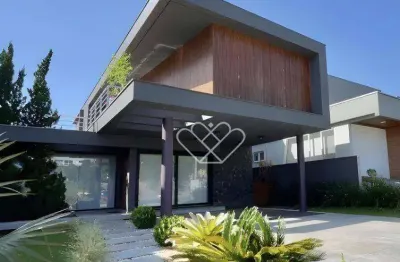 Casa à venda no Alphaville com alto padrão, suítes e ampla área de lazer