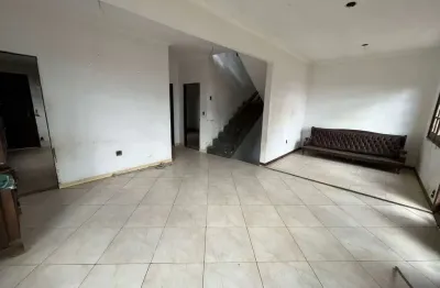 Casa com 4 quartos e 3 banheiros para alugar, 272 m² por r$ 4.500/mês