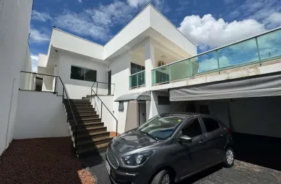Casa com 3 quartos à venda na Rua Vinícius Degani, 615, Vigilato Pereira, Uberlândia