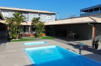 Casa 1 quadra do mar 4 quartos, 2 suítes em balneário carapebus