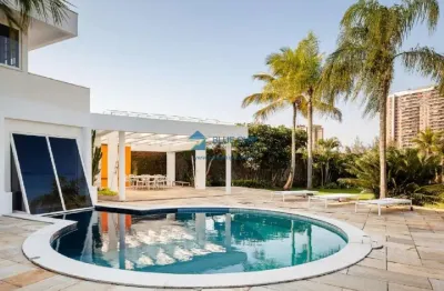 Casa à venda no condomínio malibú - barra da tijuca com 970m², 5 suítes por r$10.000.000,00