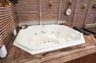 Lindo sobrado no jardim paulista ii, 3 suítes sendo uma master, com piscina aquecida e jacuzzi