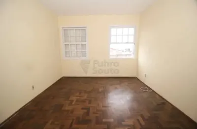 Amplo apartamento com três dormitórios no centro de pelotas - espaço e conforto em localização privilegiada