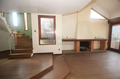 Casa ampla com 3 dormitórios no centro - conforto, espaço e localização privilegiada!