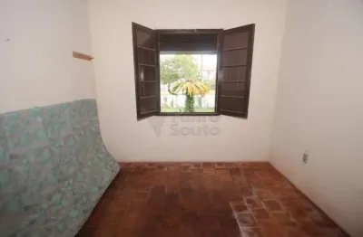 Casa com amplo pátio a duas quadras da orla do laranjal