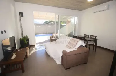 Sobrado mobiliado com piscina no condomínio vivendas do laranjal - conforto e lazer a poucos passos da praia