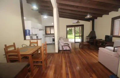 Casa mobiliada com suíte, lareira e pátio amplo no laranjal - conforto e tranquilidade perto da praia