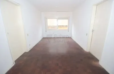 Amplo apartamento de 3 dormitórios com sacada no condomínio costellamar no centro de pelotas.