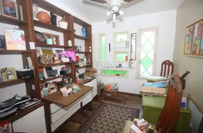 Sobrado mobiliado com 3 dormitórios, suíte, lareira e pátio arborizado - próximo à praça da cohabpel