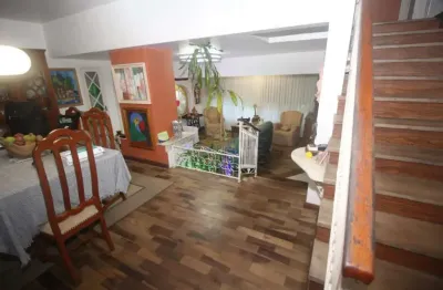 Sobrado mobiliado com 3 dormitórios, suíte, lareira e pátio arborizado - próximo à praça da cohabpel